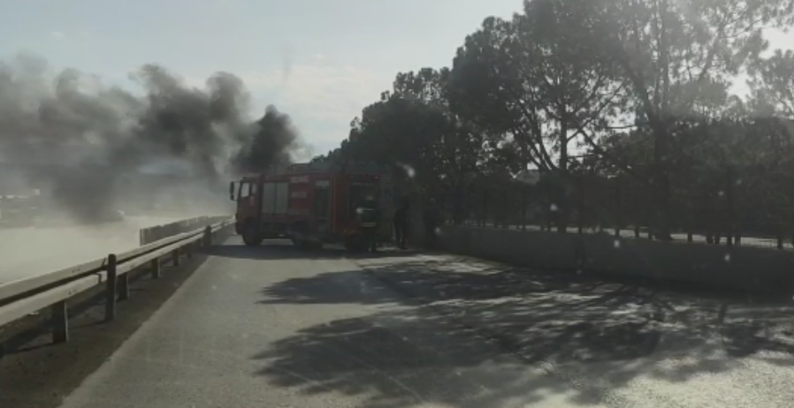 Denizli Organize Sanayi Bölgesi kavşağında seyir halindeki açık kasa kamyonet alev alev yandı. İtfaiye tarafından kısa sürede söndürülen kamyonet adeta küle döndü.