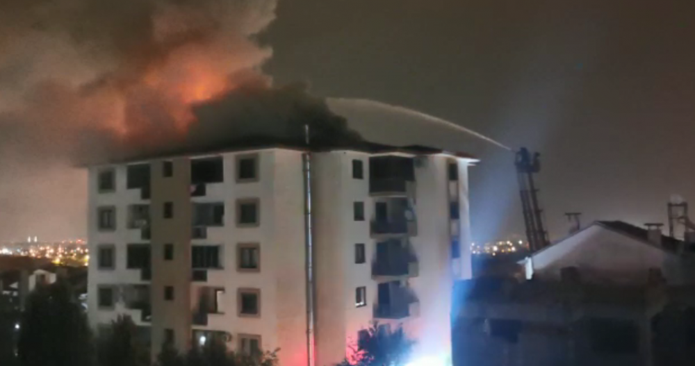 Denizli’nin Merkezefendi İlçesinde 7 katlı binanın çatı katında henüz belirlenemeyen bir nedenle yangın çıktı.