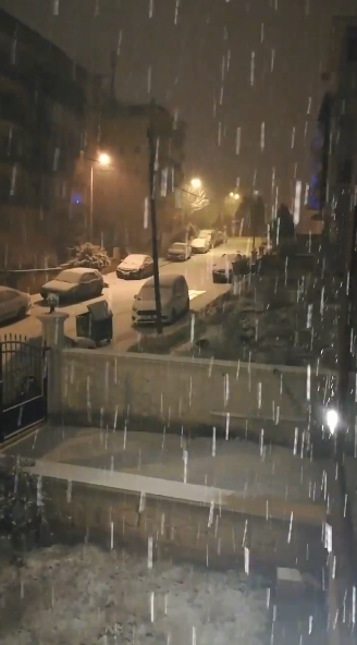 Denizli’de şehrin yüksek kesimleri ve kırsal ilçelerin ardından şehir merkezine de kar yağışı başladı. Çakmak, Albayrak, Başkarcı gibi mahallelerde kar etkili oluyor.