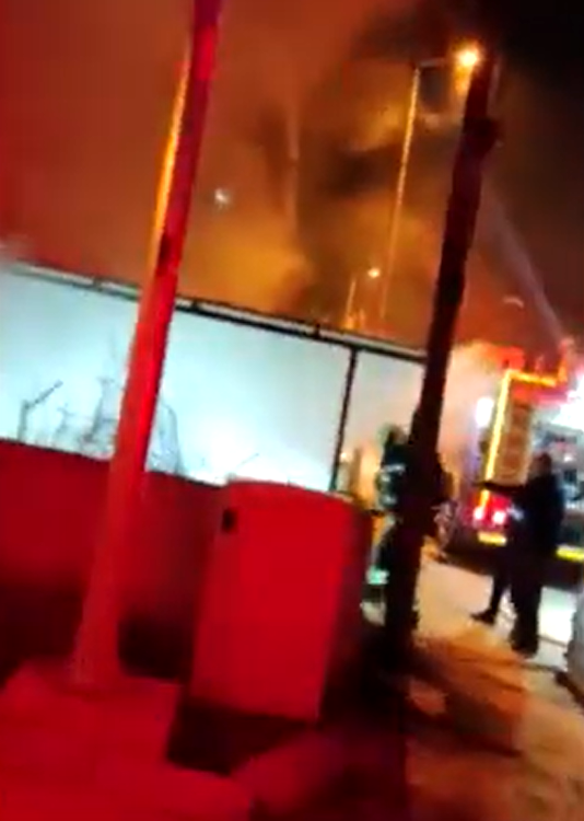 Denizli’de Merkezefendi İlçesinde tekstil atölyesinde yangın çıktı. Alevlerin bir anda yükseldiği olayda, itfaiye ekipleri yangını 2 saat içinde kontrol altına aldı.