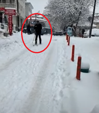 Yoğun kar yağışı altındaki Denizli’de vatandaşlar zorlu şatlara rağmen zaman zaman eğlenmeyi de ihmal etmiyor. Merkezefendi’de esnaflık yapan Hüseyin Türköz, Denizli sokaklarında kayak yaptı.