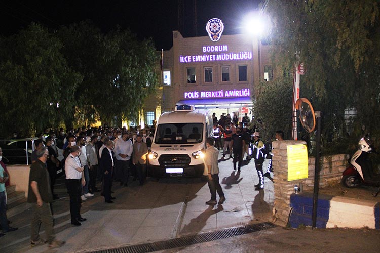 Muğla’nın Bodrum ilçesinde girdikleri silahlı çatışmada şehit olan 26 yaşındaki polis memuru Ercan Yangöz’ün naaşı görev yaptığı Bodrum İlçe Emniyet Müdürlüğüne okunan duaların ardından meslektaşlarının gözyaşları arasından uğurlandı.