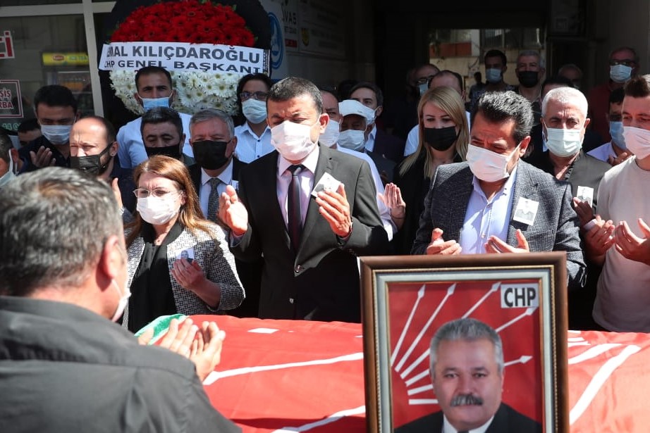 Kalp krizi nedeniyle hayatını kaybeden CHP Tavas İlçe Başkanı Erdoğan Şama, düzenlenen törenle son yolculuğuna uğurlandı.