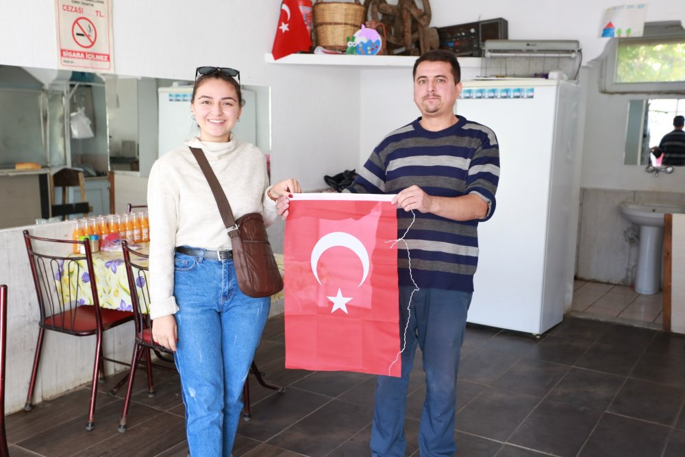 Denizli Büyükşehir Belediyesi Kent Konseyi Gençlik Meclisi, Hisar Mahallesi’ndeki ev ve iş yerlerini Türk bayrakları ile donatarak 29 Ekim Cumhuriyet Bayramının 95. yıldönümünü coşkuyla kutladı.