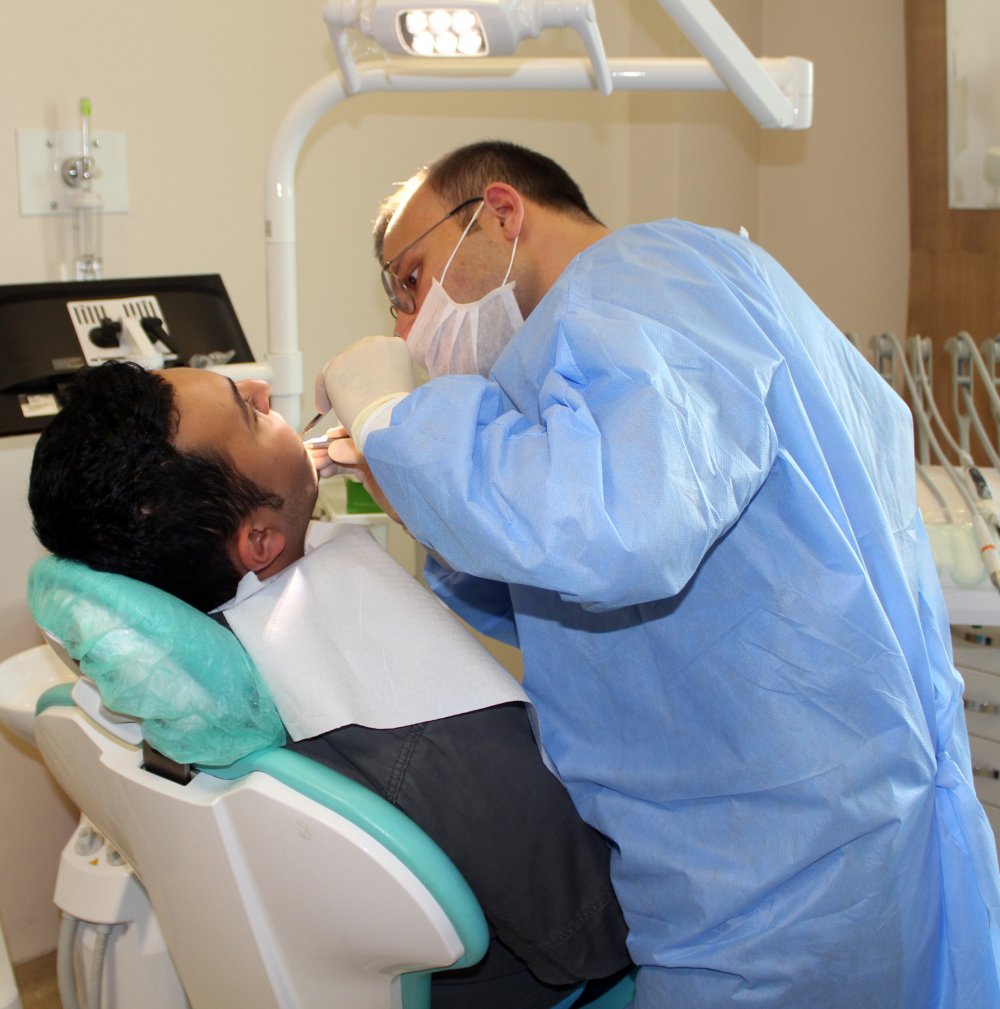 Denizli Ağız ve Diş Sağlığı Hastanesi Periodontoloji Uz. Dt. Ali Burak Ayrancı bir ağzın sağlıklı kabul edilebilmesi için çürüksüz ve bütünlüğü bozulmamış dişlerin yanı sıra sağlıklı diş etlerine sahip olması gerektiğini bunun için de diş taşı temizliğinin önemli olduğunu ifade etti.