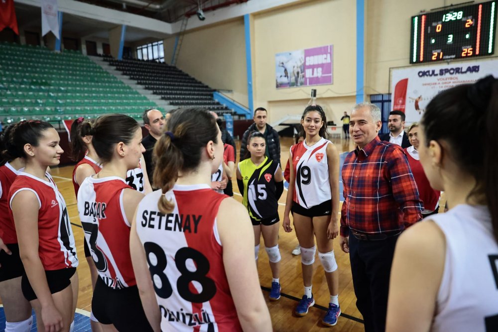 Denizli Büyükşehir Belediye Başkanı Osman Zolan, hafta sonu Kepez Belediyespor’u 3-0 yenen filenin prenseslerine moral oldu. Denizli Büyükşehir Belediyespor Voleybol Takımı galibiyetlerini Başkan Zolan’a hediye etti.