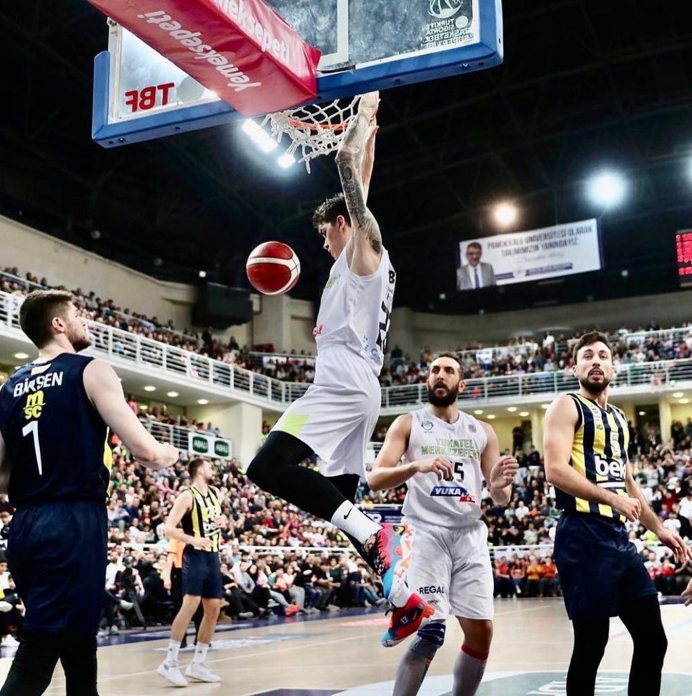 Türkiye Sigorta Basketbol Süper Ligi’nin 11. Haftasında Yukatel Merkezefendi Belediyesi Basket, Fenerbahçe Beko’yu 80-77 mağlup etti. Temsilcimizde Rogkavopoulos 25 sayıyla yeşil-siyahlıları galibiyete taşırken, sarı-lacivertlilerde Marko Guduric’in 35 sayısı yetmedi.