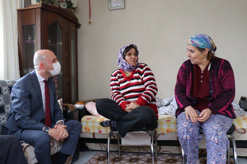 Sarayköy Belediye Başkanı Ahmet Necati Özbaş, yaşam mücadeleleriyle örnek olan engelli vatandaşlarla ve hayatlarını engelli çocuklarına adayan fedakâr aileleriyle buluştu. 