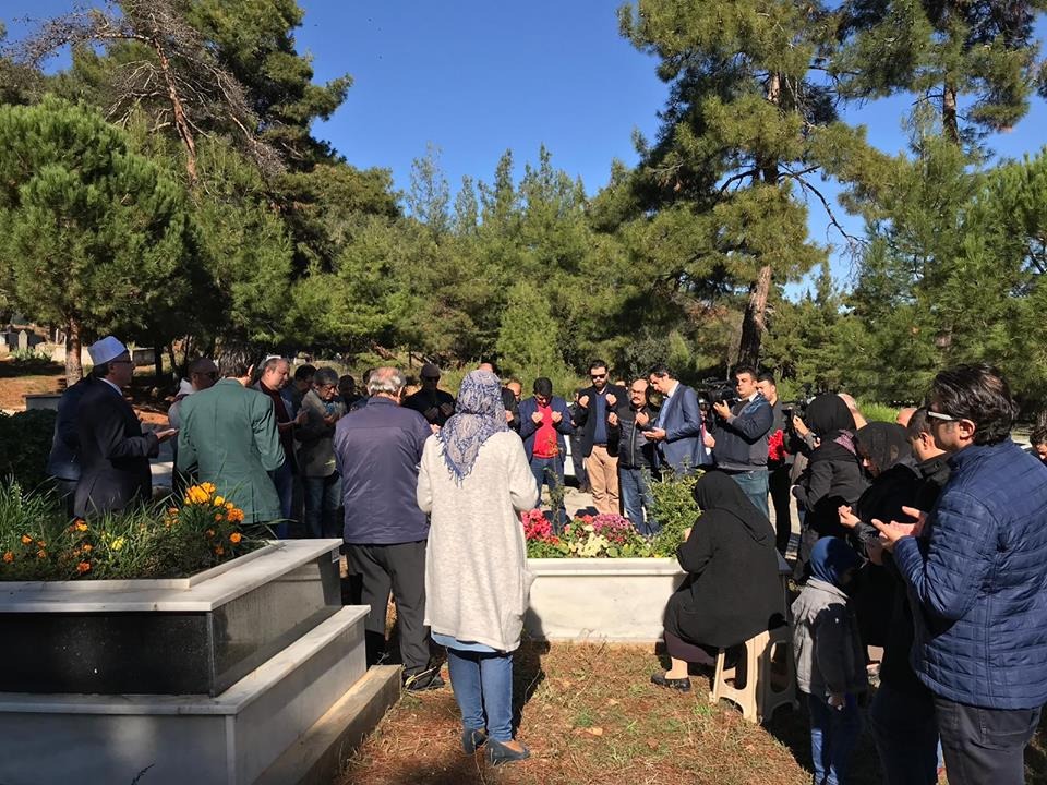 Denizli'nin Sarayköy ilçesinde, bundan üç yıl önce fotoğrafçı Alperen Ersoy ile habere giderken trafik kazasında hayatını kaybeden gazeteci İlyas Haytan, ölümünün 3. yılında mezarı başında ailesi ve meslektaşları tarafından anıldı. 