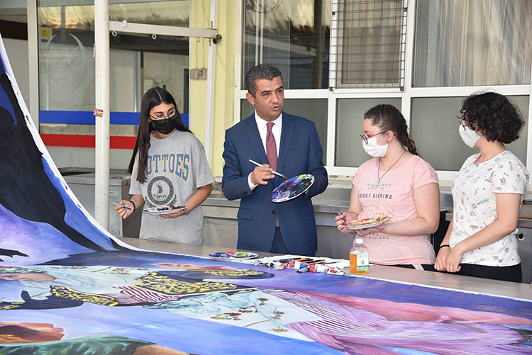 Pamukkale Cumhuriyet Anadolu Lisesi öğretmen ve öğrencileri 05 Temmuz’da başlayan ‘Telafi de Ben De Varım’ etkinlikleri kapsamında okul duvarı için yağlı boya çalışmasına imza attılar.