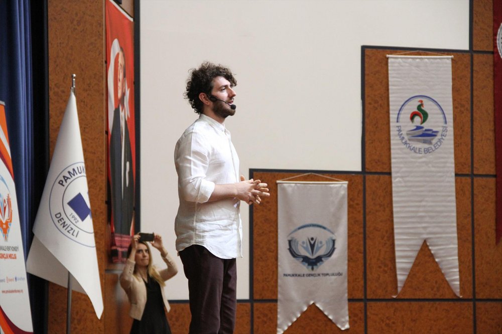 Pamukkale Üniversitesi Sağlık Kültür Spor Daire Başkanlığı’na bağlı Pamukkale Gençlik Topluluğu gerçekleştirdiği ilk etkinliğinde, Sufi Yazar Neyzen Hakan Mengüç’ü PAÜ’lü gençlerle buluşturdu.