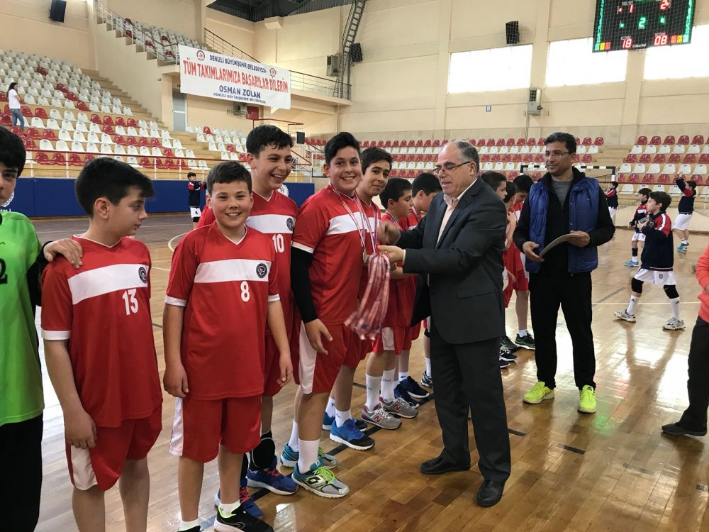 Denizli’de düzenlenen Okul Sporları Hentbol Yarı Final maçları tamamlandı. Kızlarda Adana ve Bursa takımları, erkeklerde ise Bursa ve İzmir temsilcileri finale yükseldi. 