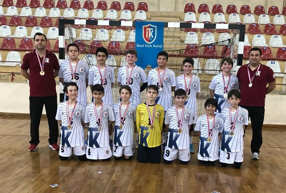 Denizli’de düzenlenen Okul Sporları Hentbol Yarı Final maçları tamamlandı. Kızlarda Adana ve Bursa takımları, erkeklerde ise Bursa ve İzmir temsilcileri finale yükseldi. 