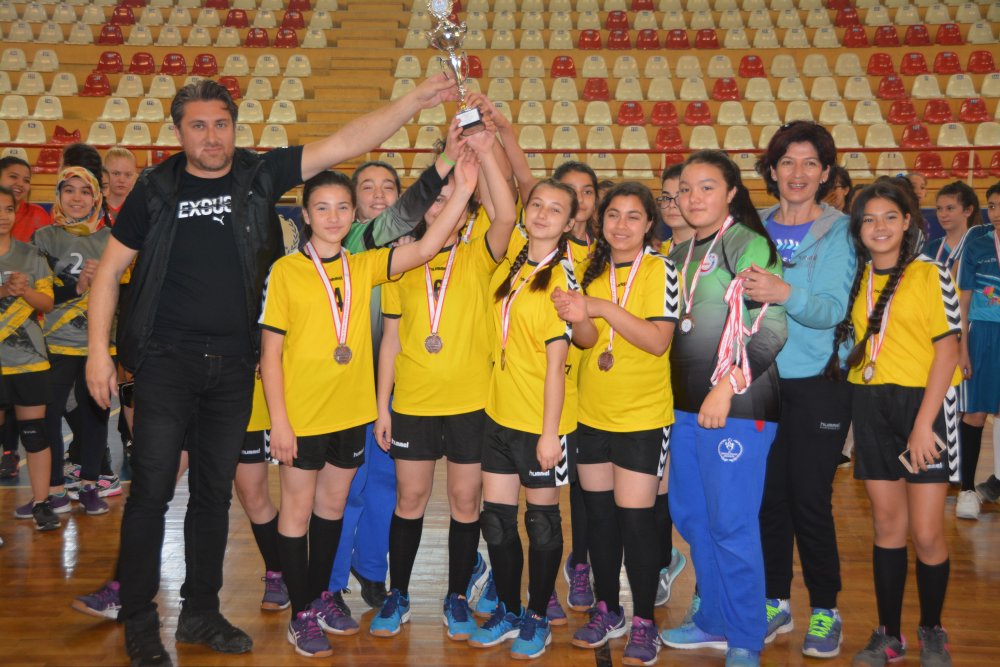 Okul Sporları Hentbol Yıldızlar maçları tamamlandı. Kızlarda Hacı Serpil Kabaklıoğlu Ortaokulu, erkeklerde ise Hulusi Kulaklı Ortaokulu şampiyon oldu. 