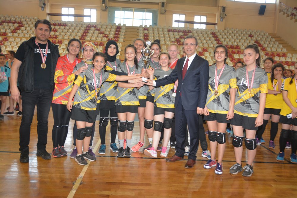 Okul Sporları Hentbol Yıldızlar maçları tamamlandı. Kızlarda Hacı Serpil Kabaklıoğlu Ortaokulu, erkeklerde ise Hulusi Kulaklı Ortaokulu şampiyon oldu. 