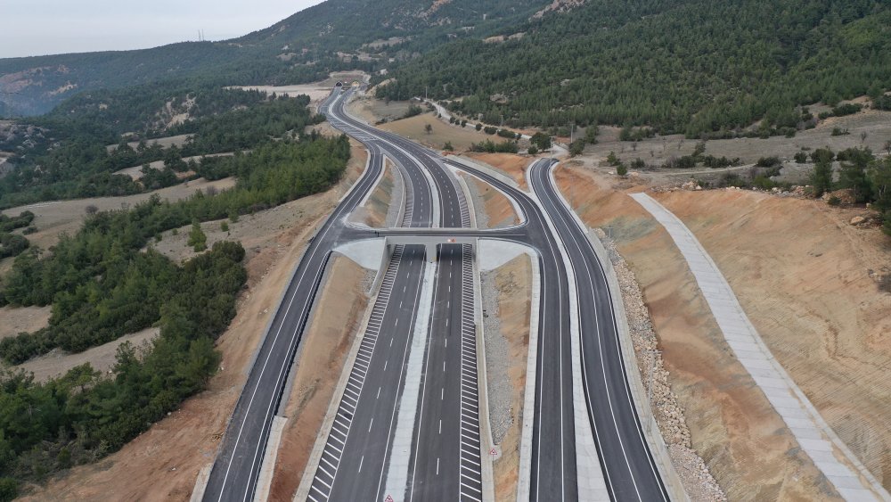 Cumhurbaşkanı Recep Tayyip Erdoğan’ın 28 Ocak’ta açılışını yapacağı Honaz Tüneli ve Çevre Yolu, Denizli’nin trafik yoğunluğunu büyük ölçüde rahatlatacak. Ege ve Akdeniz’i birbirine bağlayan 2.640 m’lik tünel ve 32 km’lik çevre yolu seyahat süresini 45 dakikadan 15 dakikaya indirecek.