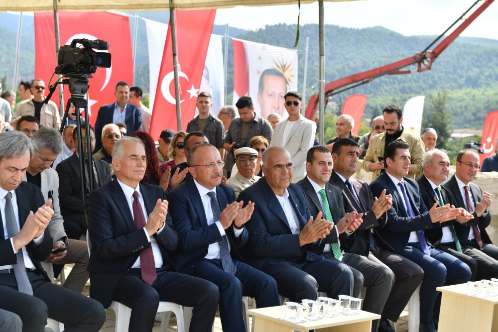 Denizli’nin Honaz ilçesinde Cumhurbaşkanı Recep Tayyip Erdoğan’ın video konferans sistemiyle katılım sağladığı Ardıçlı Baba Cemevi’nin temel atma töreni gerçekleştirildi. Ülke genelinde eş zamanlı olarak yapılan törenle,  4 cemevinin açılışı, 7 cemevinin de temel atma töreni gerçekleştirildi.
