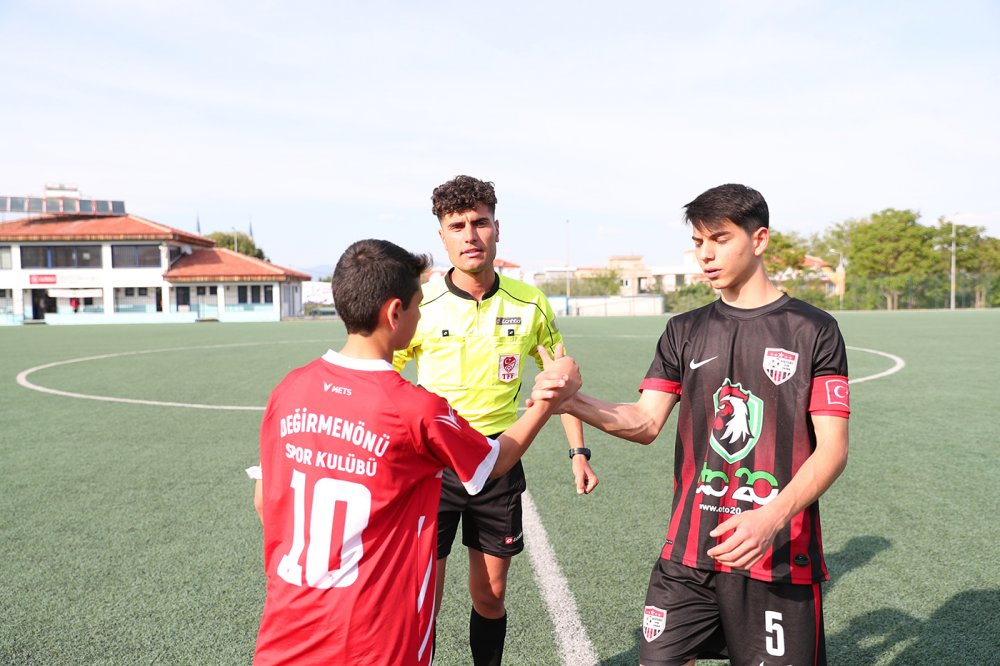Merkezefendi Belediyesi, Merkezefendi Kaymakamlığı ve Denizli Amatör Spor Kulüpleri Federasyonu işbirliğinde 19 Mayıs Atatürk'ü Anma, Gençlik ve Spor Bayramı dolayısıyla organize edilen futbol turnuvası başladı.