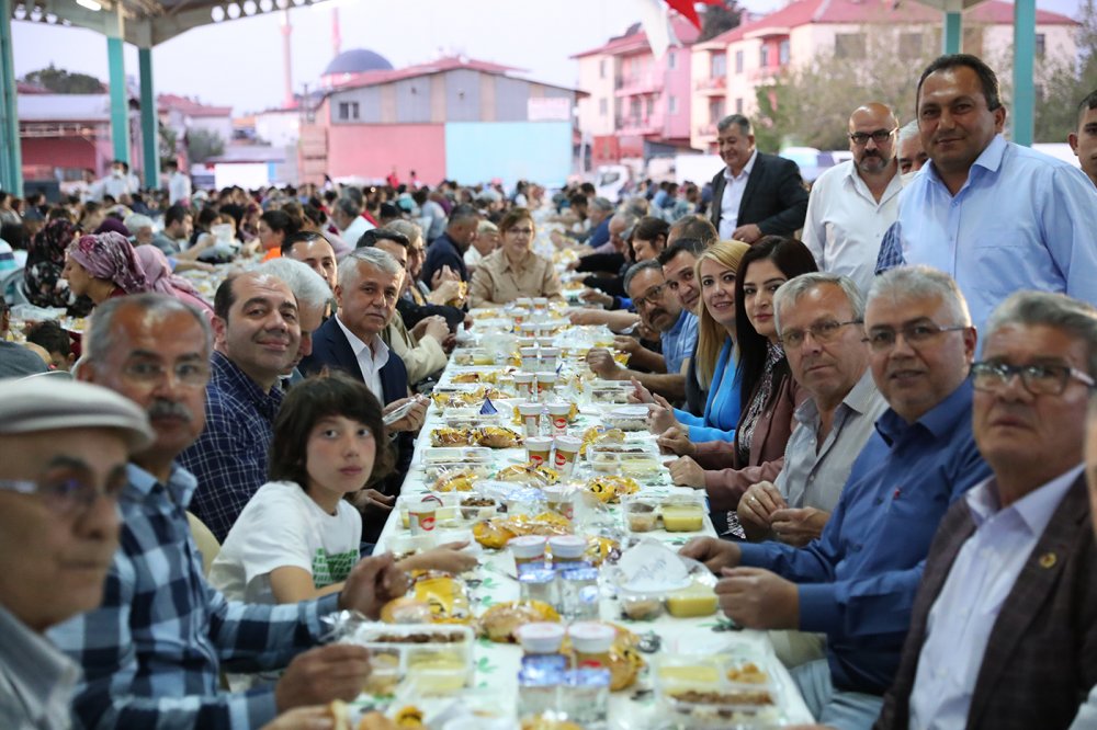 Merkezefendi Belediyesi’nin ilçenin farklı mahallelerinde gerçekleştirdiği geleneksel iftar programı bu kez Sevindik Mahallesi’nde gerçekleştirildi. 