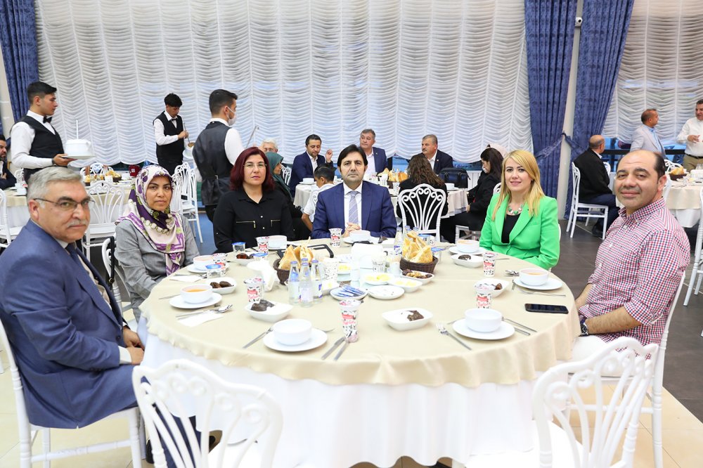 Merkezefendi Belediye Başkanı Şeniz Doğan, muhtarlar ve aileleriyle iftar programında bir araya geldi. 