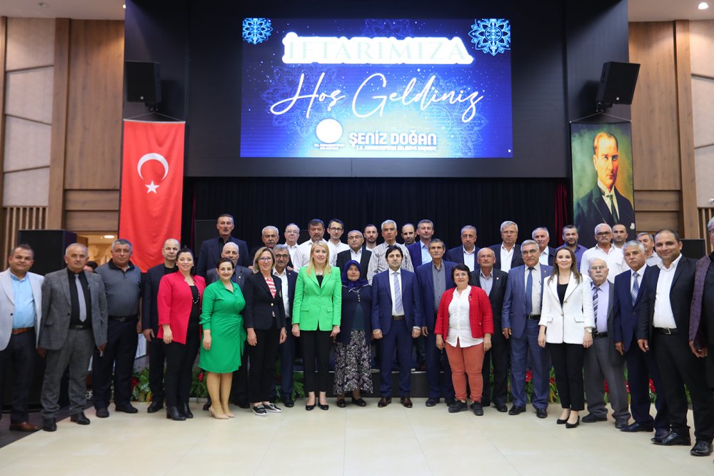 Merkezefendi Belediye Başkanı Şeniz Doğan, muhtarlar ve aileleriyle iftar programında bir araya geldi. 