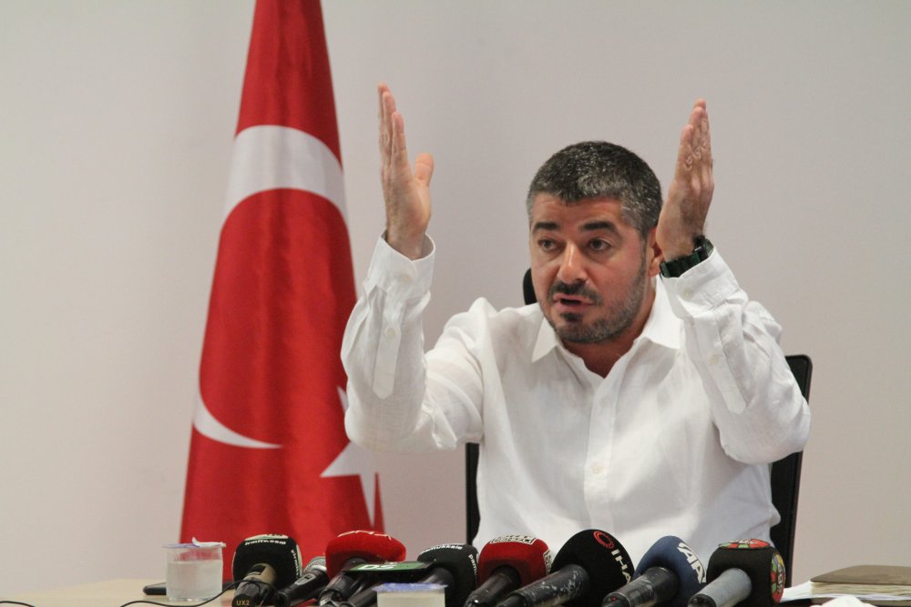 Denizlispor Başkanı Mehmet Uz, 10 yöneticinin görevinden istifa ettiğini belirterek, “13 yönetici çakı gibi görevinin başında” dedi.