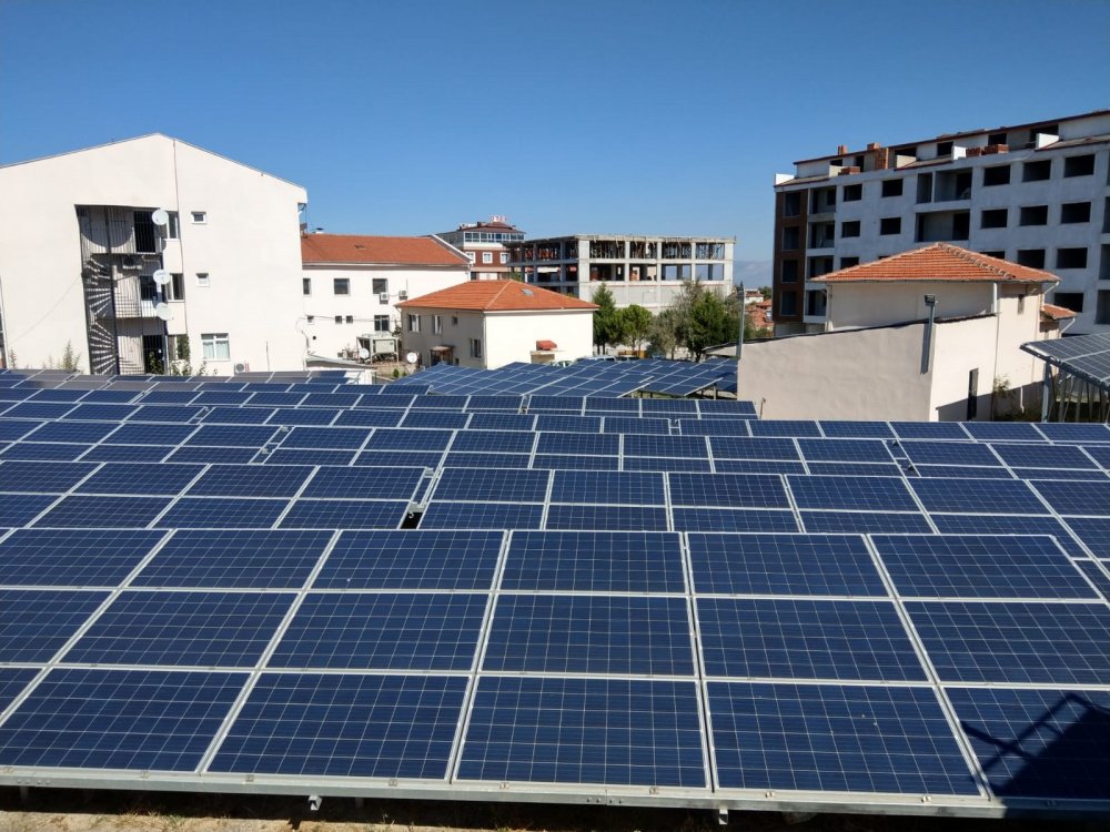 2017 yılında Kale Devlet Hastanesi’ne kurulan Güneş Enerji Santrali 4 yılın sonunda 808 bin kwh elektrik üretti. Sistem hastanenin elektrik tüketiminin tamamını karşılarken, güneşten üretilen elektrik sayesinde doğaya 450 ton karbonun salınımı önlendi.