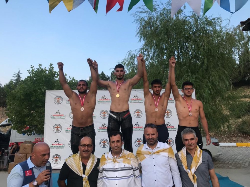 Pamukkale Belediyesporlu pehlivanlar hafta sonunda katıldıkları 2 ayrı güreşten toplam 8 madalya çıkardı. Mavi-beyazlı kulübün pehlivanları toplamda 2 altın, 2 gümüş ve 4 de bronz madalya kazandı.