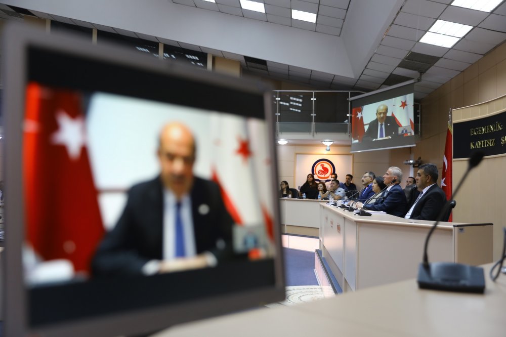 KKTC Cumhurbaşkanı Ersin Tatar, Denizli Büyükşehir Belediye Meclisi’ne video konferans yoluyla hitap etti. Kıbrıs Türk halkının her zaman yanlarında olduklarını ifade eden Başkan Osman Zolan, “Denizli’nin kalbi sizinle. Haklı mücadelenizin yanında” diye konuştu.