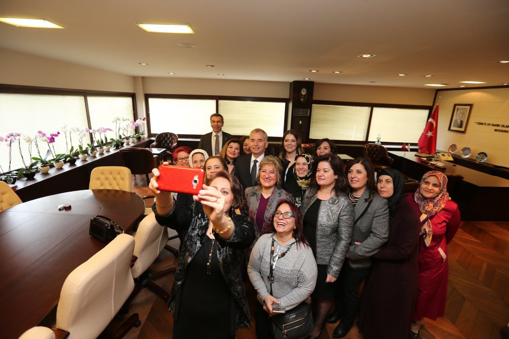 Denizli Büyükşehir Belediyesi Kent Konseyi Kadın Meclisi, 8 Mart Dünya Kadınlar Günü kapsamında Atatürk Anıtına çelenk bıraktı. 