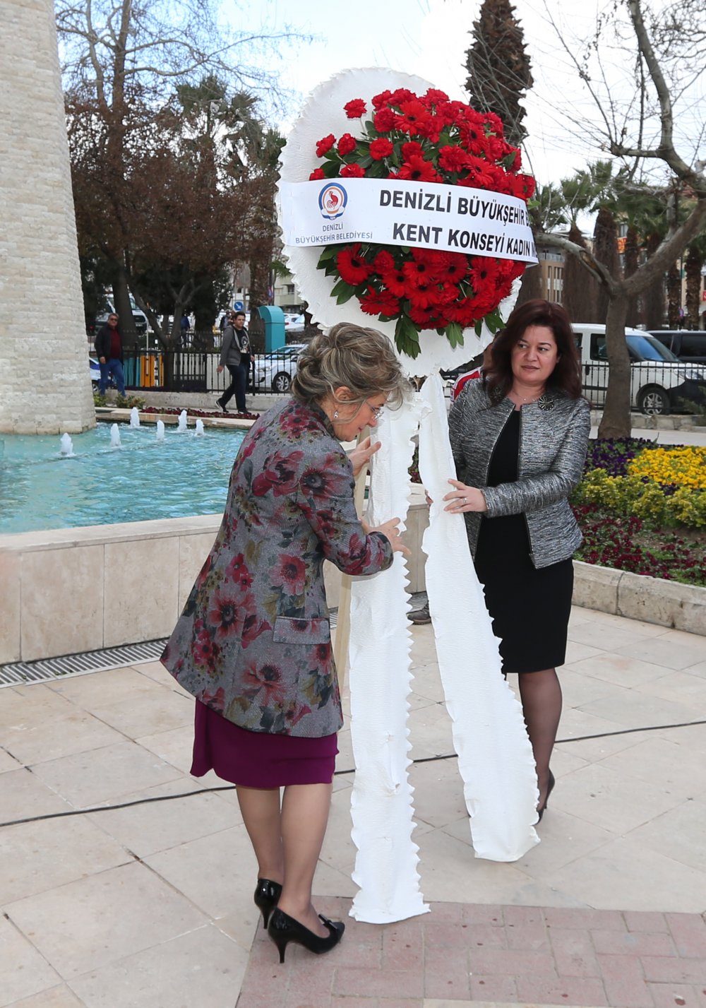 Denizli Büyükşehir Belediyesi Kent Konseyi Kadın Meclisi, 8 Mart Dünya Kadınlar Günü kapsamında Atatürk Anıtına çelenk bıraktı. 