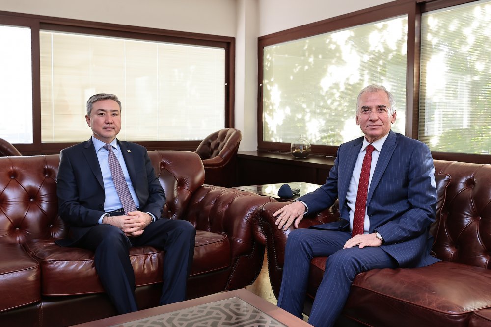 Kazakistan Ankara Büyükelçisi Yerkebulan Sapiyev, Denizli Büyükşehir Belediye Başkanı Osman Zolan’ı ziyaret ederek, Denizli’de kendi evindeymiş gibi ağırlanmaktan dolayı büyük bir mutluluk duyduğunu ifade etti.