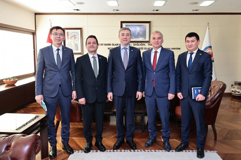 Kazakistan Ankara Büyükelçisi Yerkebulan Sapiyev, Denizli Büyükşehir Belediye Başkanı Osman Zolan’ı ziyaret ederek, Denizli’de kendi evindeymiş gibi ağırlanmaktan dolayı büyük bir mutluluk duyduğunu ifade etti.