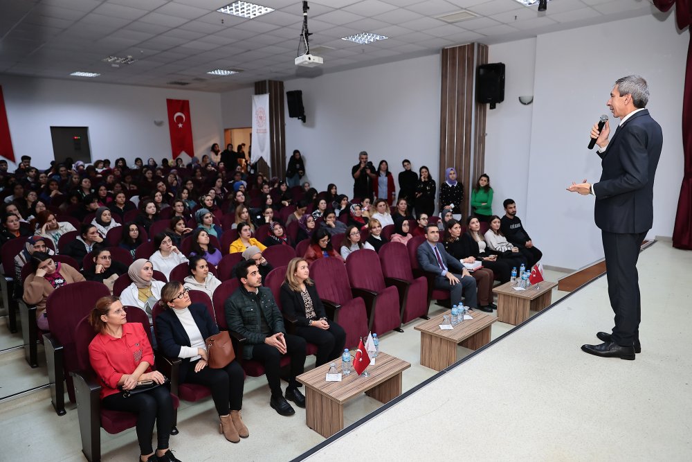 Denizli Büyükşehir Belediyesi Kent Konseyi Kadın Meclisi, 5 Aralık Dünya Kadın Hakları Günü ve Türk kadınına seçme ve seçilme hakkı tanınmasının 88’inci yıldönümü dolayısıyla program düzenledi.