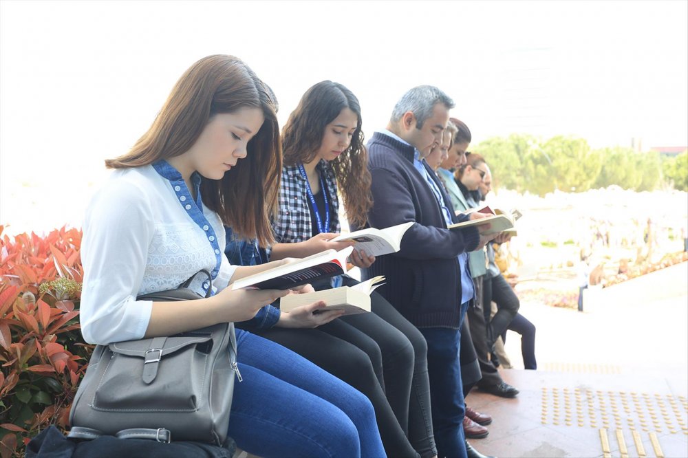 Denizli’de, 54. Kütüphane Haftası etkinlikleri kapsamında protokol üyeleri ile öğrenciler kitap okuma etkinliğinde buluştu.