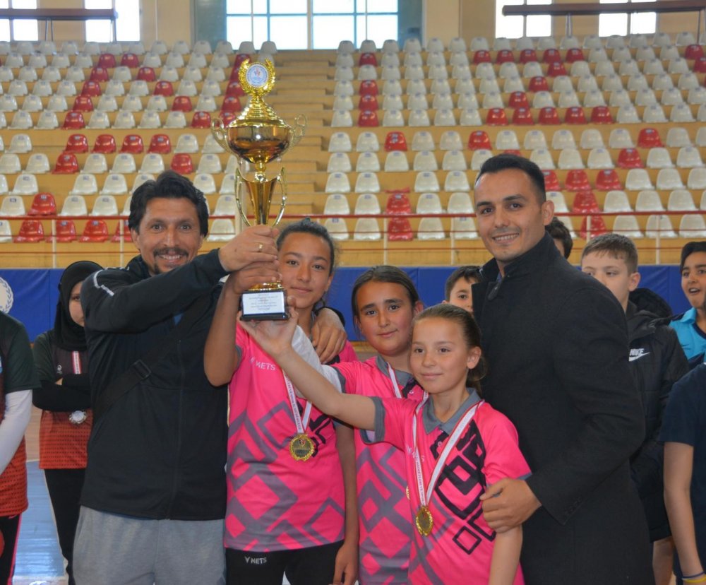 Okul Sporları Masa Tenisi İl Birinciliğinde şampiyonlar belli oldu. Küçük kızlar ve erkekler kategorisinde düzenlenen turnuvaya 23 takım 69 sporcu yer aldı. 
