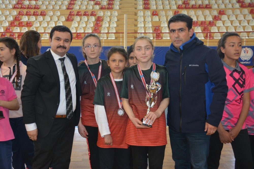 Okul Sporları Masa Tenisi İl Birinciliğinde şampiyonlar belli oldu. Küçük kızlar ve erkekler kategorisinde düzenlenen turnuvaya 23 takım 69 sporcu yer aldı. 
