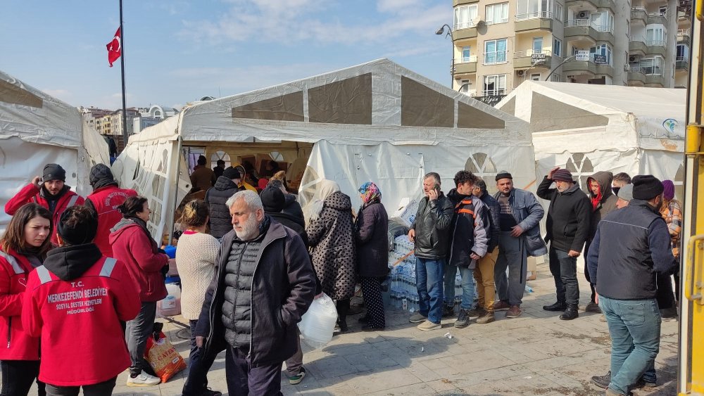 Merkezefendi Belediyesi'nin depremzedelere sıcak çorba ve yemek çıkarması için Hatay’a gönderdiği 6 bin kişi kapasiteli Mobil Aşevi, servise başladı.