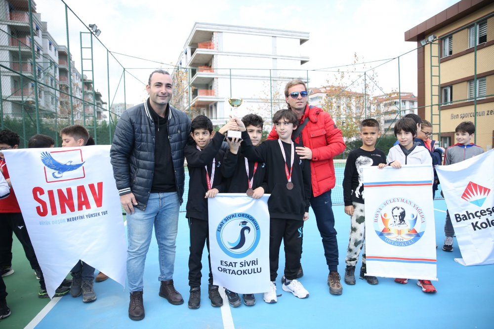 Merkezefendi Belediyesi ve Denizli Gençlik Spor İl Müdürlüğü iş birliğinde ‘Denizli Minikler ve Küçükler Okullar Arası Tenis Turnuvası’ gerçekleştirildi. Turnuvada dereceye giren öğrenciler ödüllendirildi.