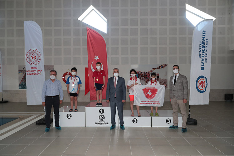 Türkiye Yüzme Federasyonu 9-10 Yaş Ulusal Gelişim Projesi Yüzme Yarışları Denizli Büyükşehir Belediyesi'nin ev sahipliğinde yapıldı. Genç sporcuları yalnız bırakmayan Başkan Osman Zolan, dereceye girenlere madalyalarını taktı. 