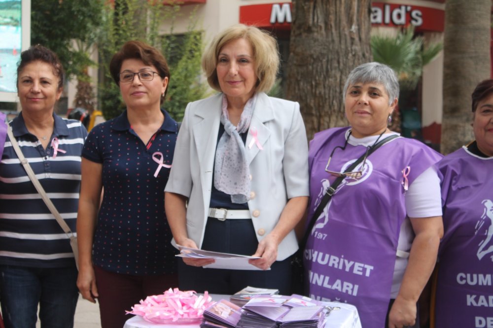 Denizli Cumhuriyet Kadınları Derneği üyeleri meme kanserine dikkat çekmek için vatandaşlara meme kanserinin sembolü olan pembe kurdele taktı.