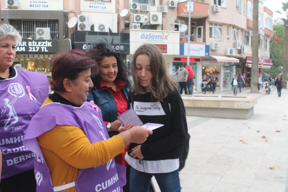 Denizli Cumhuriyet Kadınları Derneği üyeleri meme kanserine dikkat çekmek için vatandaşlara meme kanserinin sembolü olan pembe kurdele taktı.