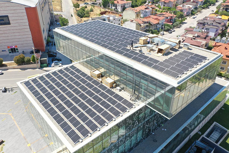 Merkezefendi Belediyesi, üretmeye, tasarruf etmeye devam ediyor. Bu kapsamda Merkezefendi Belediyesi tarafından, Merkez Kütüphane’nin çatısına güneş enerji santrali kuruldu. 
