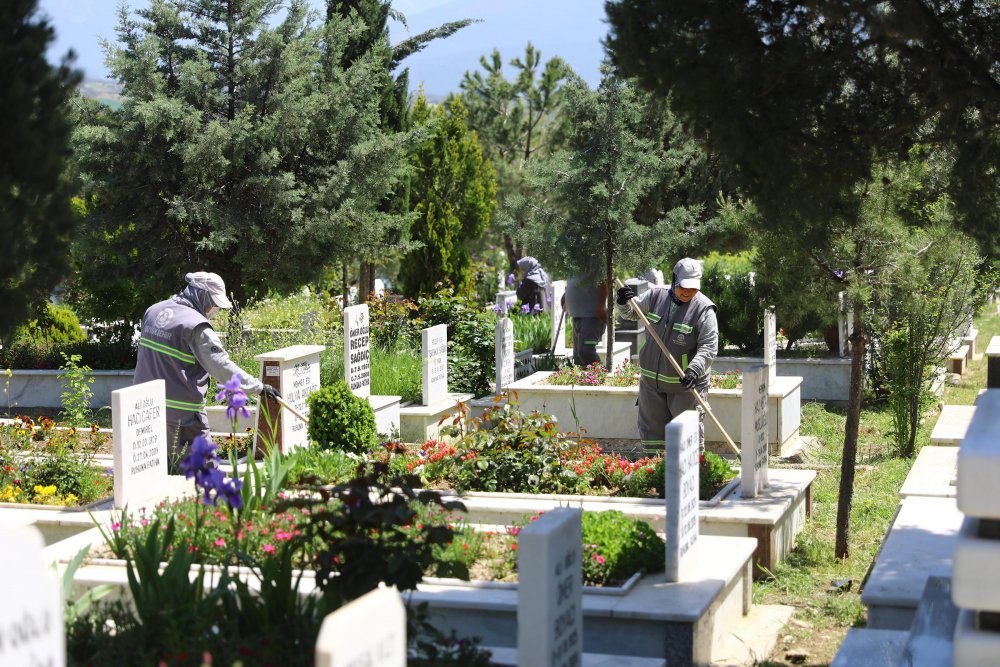 Denizli genelinde bulunan 827 mezarlığın bakım, onarım ve temizliklerini rutin olarak gerçekleştiren Denizli Büyükşehir Belediyesi, vatandaşların en acılı günlerinde de yanlarında oluyor. İlçe ziyaretlerinde mezarlıklarda da incelemede bulunan Başkan Zolan, “Mezarlıklarımızı ecdadımıza yakışır hale getiriyoruz” dedi.