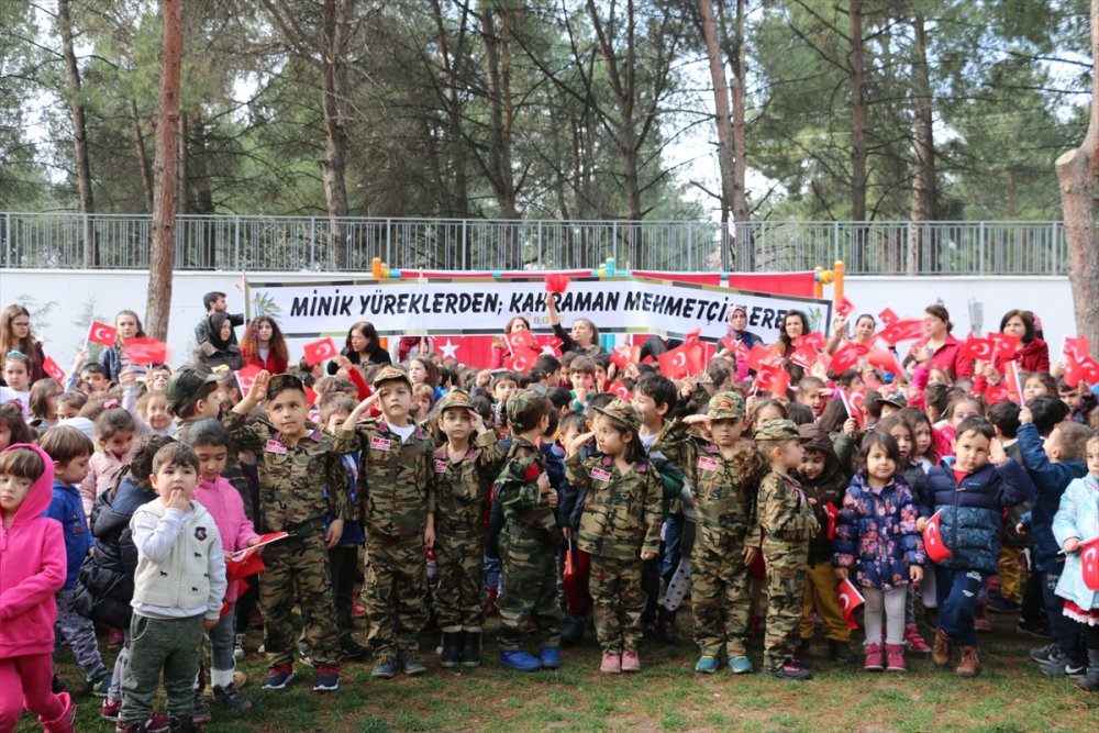 Denizli'de Zübeyde Hanım Anaokulu'nda öğrenim gören 9 asker çocuğu, Zeytin Dalı Harekatı'nda görev yapan babalarına sürpriz yapmak için klipte oynadı.
