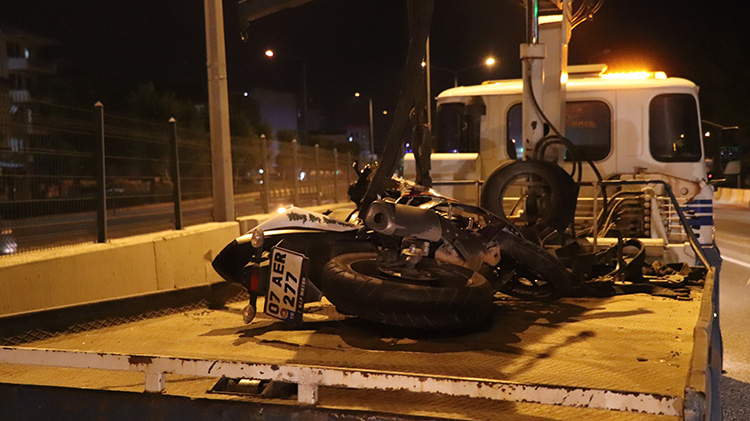 Denizli’nin Pamukkale ilçesinde seyir halindeki otomobile, motosiklet çarptı. Meydana gelen trafik kazasında motosiklet sürücüsü ve yolcu konumundaki kişi ağır yaralı olarak hastaneye kaldırıldı.