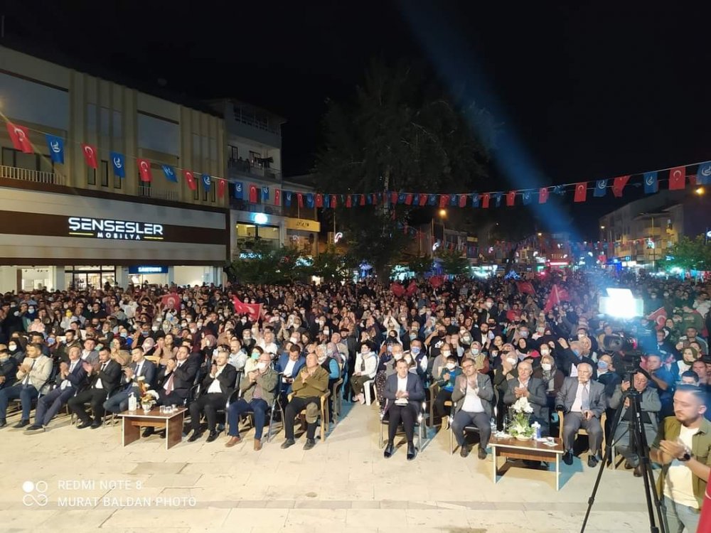 Denizli'nin Çivril ilçesinde Ülkü Ocakları tarafından düzenlenen ‘Şahlanış Konserleri’ etkinliğinin ikincisinde sanatçı Mustafa Yıldızdoğan sahne aldı.