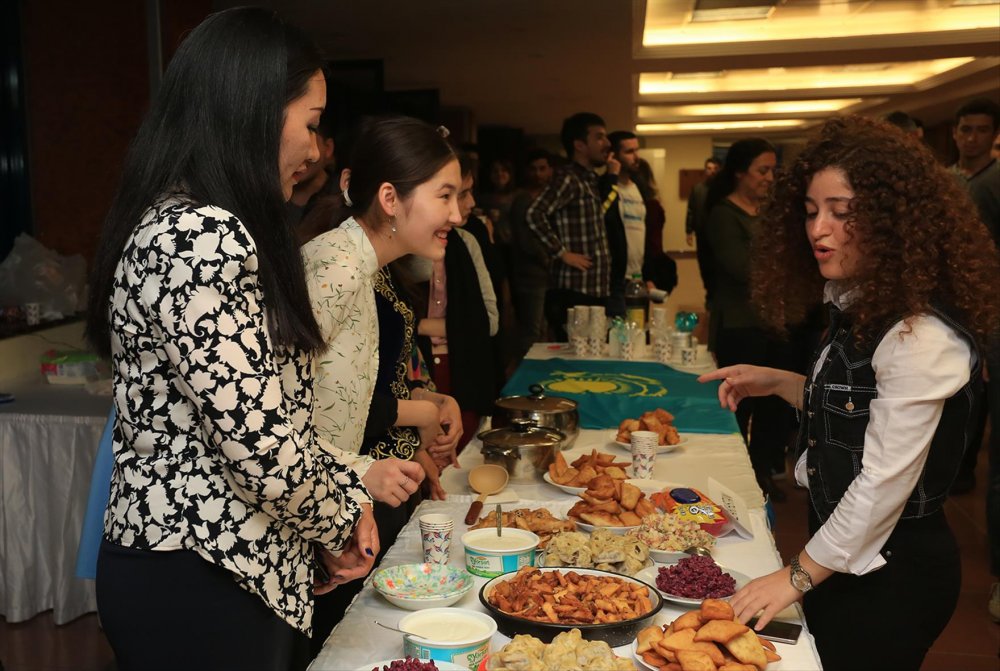 Pamukkale Üniversitesi Uluslararası İlişkiler Koordinatörlüğü ve PAÜ Erasmus Öğrenci Topluluğu’nun birlikte gerçekleştirdiği ‘Inernational Cultural Food Fair’, PAÜ Kongre ve Kültür Merkezi Sergi Salonu’nda düzenlendi.