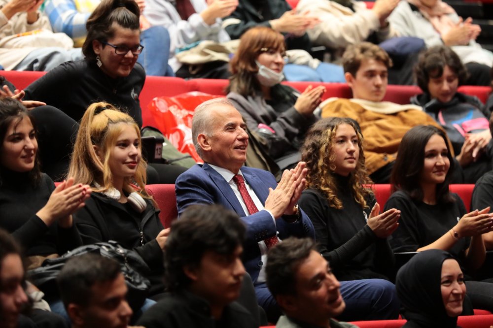 Denizli Büyükşehir Belediye Başkanı Osman Zolan’ın Cumhurbaşkanı Recep Tayyip Erdoğan'ın elinden aldığı “Büyükşehir’le Geziyorum” adlı ödüllü proje kaldığı yerden devam ediyor. Denizli’nin doğal ve kültürel değerleri ile Büyükşehir Belediyesinin şehre kazandırdığı yatırımları inceleyen gençler Başkan Zolan ile buluşuyor.