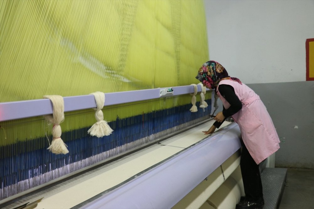 Denizli'de organik tekstil üretiminde uzmanlaşan bir firma, özellikle bebeklere yönelik nevresim takımları, havlu ve bornoz ürünleriyle 20 ülkeye markasıyla satış yapar hale geldi. ABD, Almanya, İngiltere ve Italya için de fason olarak üretim yaptıklarını vurgulayan Organik tekstil ihracatçısı İbrahim Uzunoğlu, “Tekstilde kullanılan kimyasalların etkilerinden korunmak isteyen tüketiciler, doğrudan vücuda temas eden tekstil ürünlerinde organik olanı tercih ediyor” dedi.